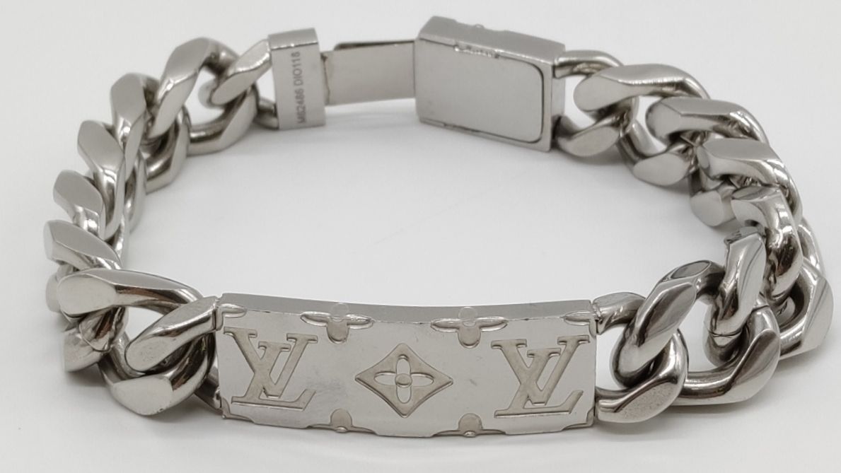 LOUIS VUITTON. Bracelet Monogram chain maille gourmett…