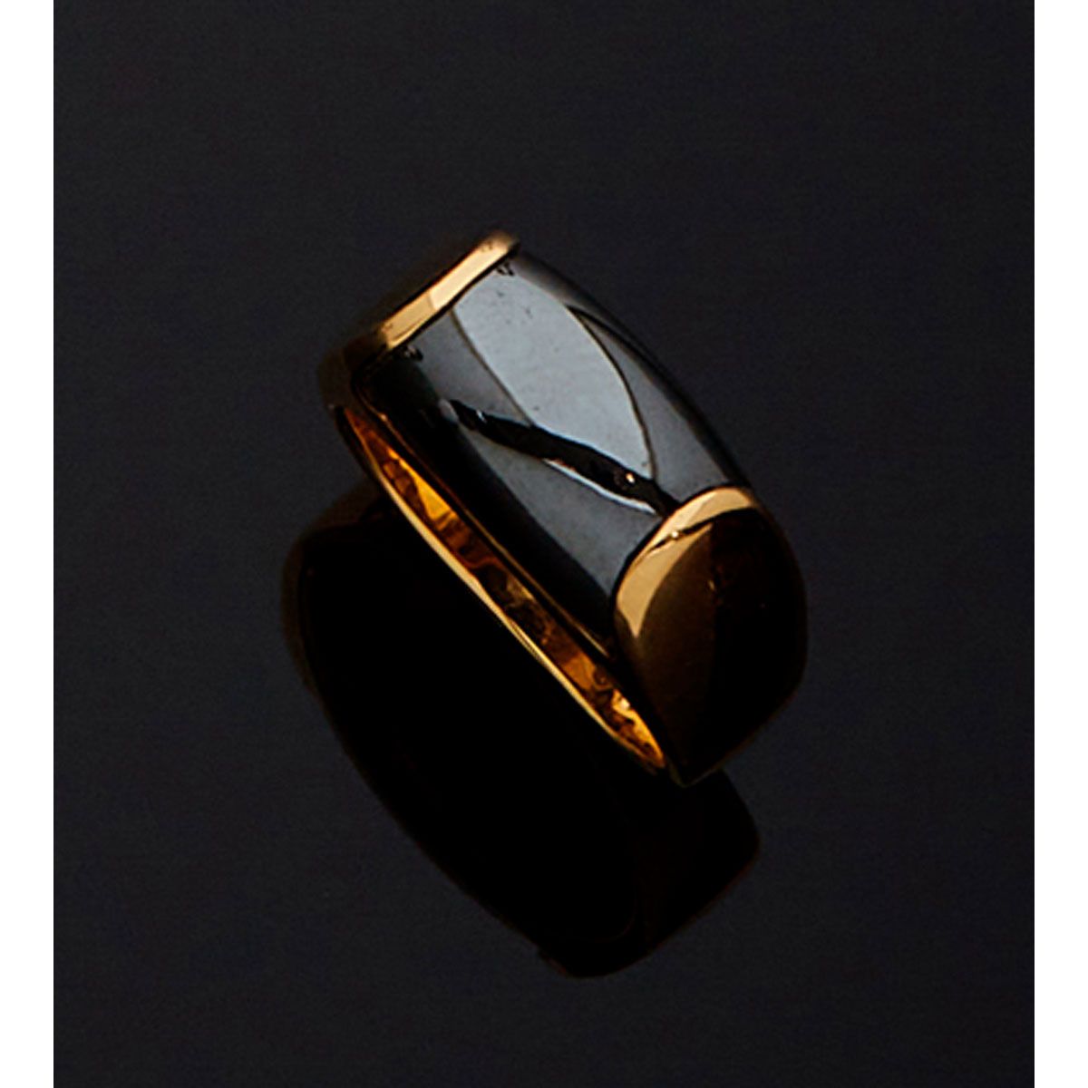 Null BVLGARI。

Tronchetto "戒指，18K黄金，镶嵌赤铁矿，署名Bvlgari。意大利的工作。

B.P. 9,2g。- TDD 52