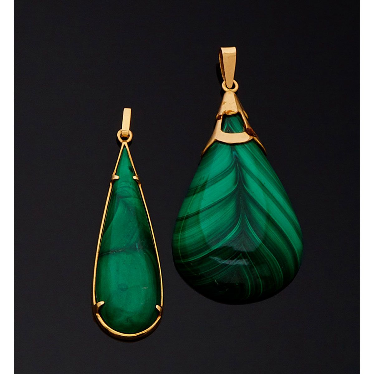 Null Two pendants in 18K yellow gold 750 mill. Decorated with piriform malachite&hellip;