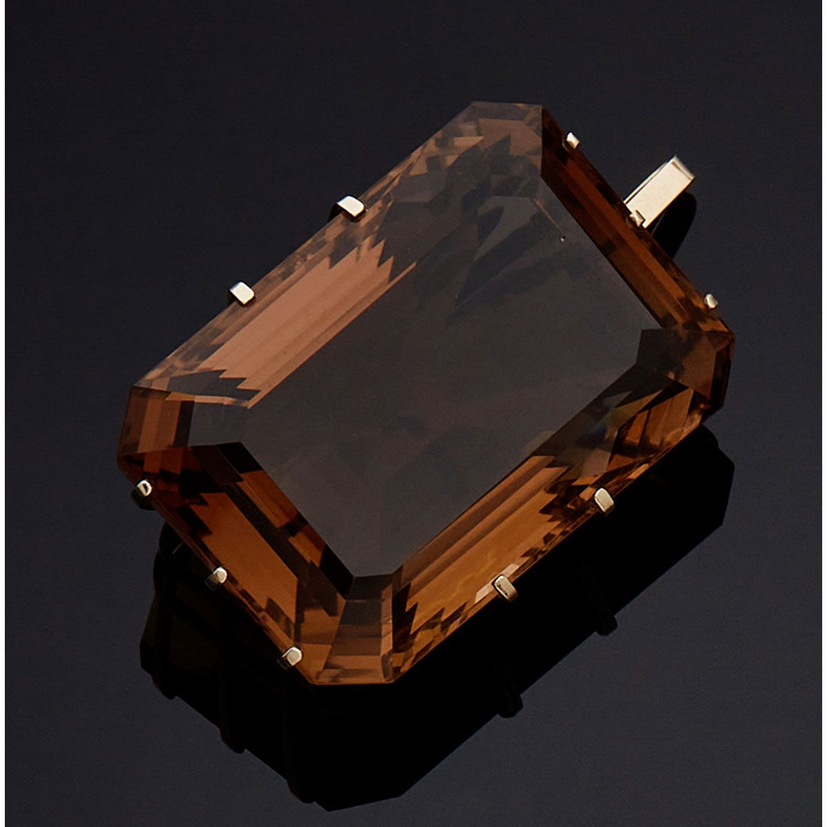 Null 18K白金吊坠，上面有一个大的长方形烟水晶。

B.P. 85克。- 高5,4厘米 - 宽3,7厘米