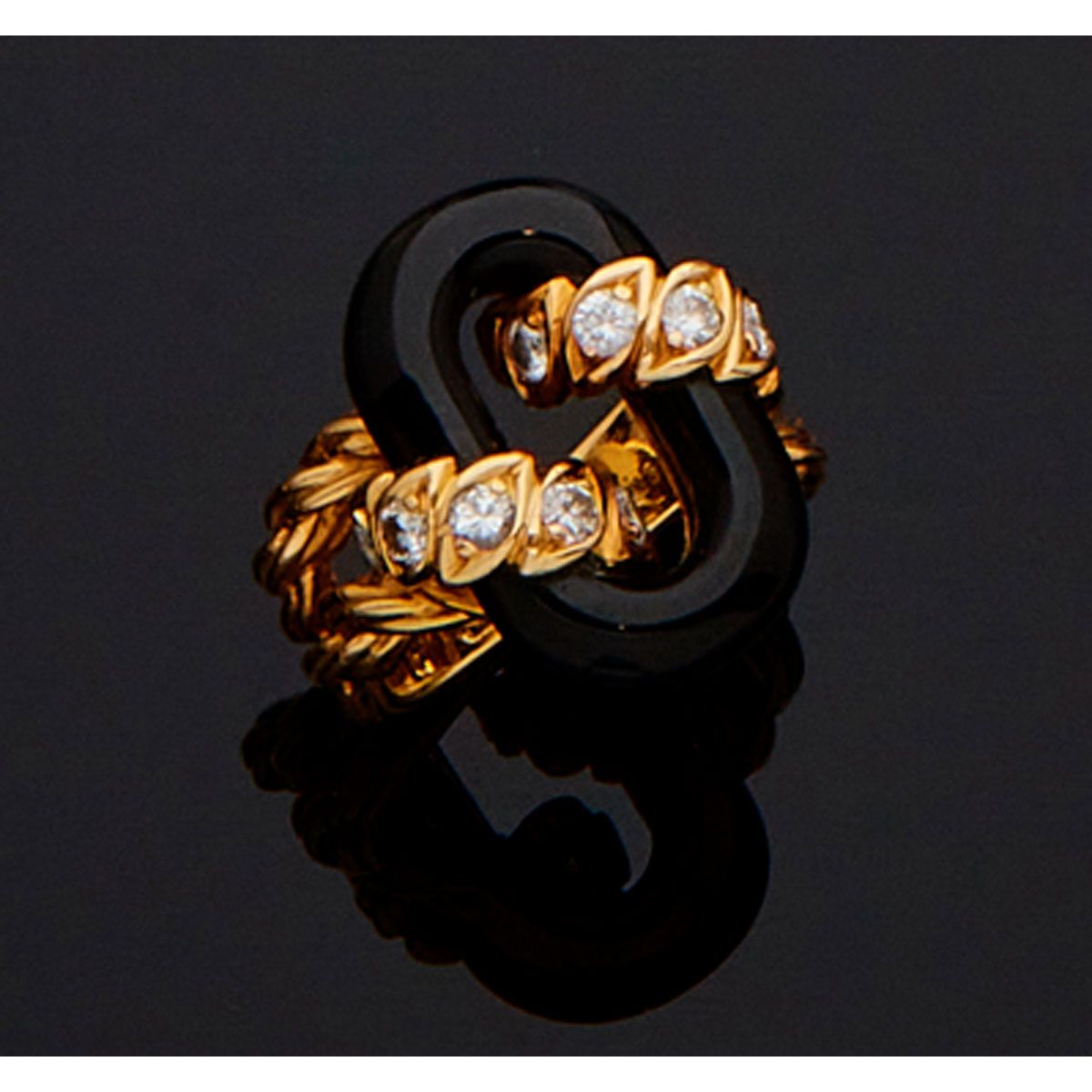Null Van Cleef & Arpels.

18K黄金戒指，镶嵌有椭圆形黑玛瑙元素，由两条镶有明亮式切割钻石的带子固定。法国作品，约1970年，有VCA&hellip;