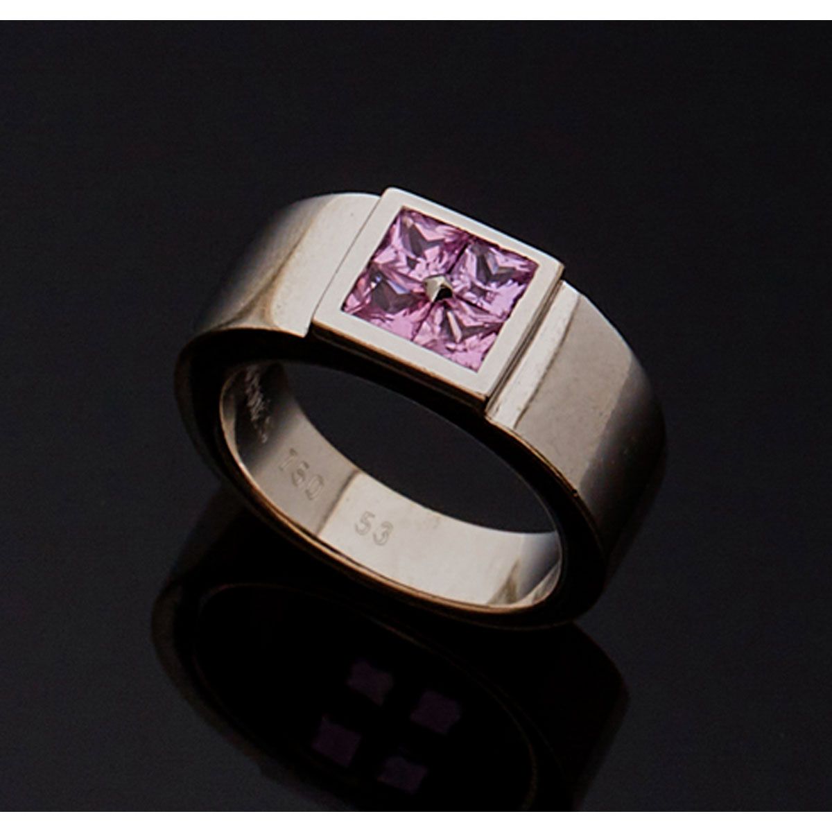 Null 赫米斯。

18K白金戒指，镶有四颗粉色蓝宝石。法国作品，有Hermès签名和编号。

B.P. 14.4g。- TDD 53