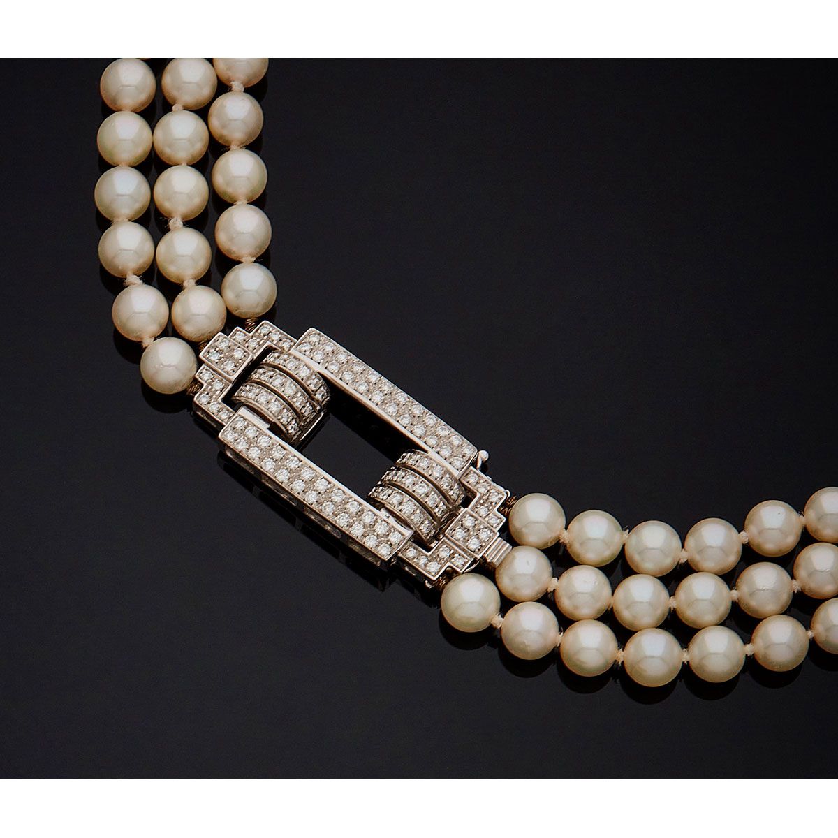 Null 项链由三排养殖珍珠组成，安装在钢丝上，装饰有18K白金750毫米的几何图案扣，镶嵌有现代切割钻石，棘轮系统具有安全性。

B.P. 122.2g。- &hellip;