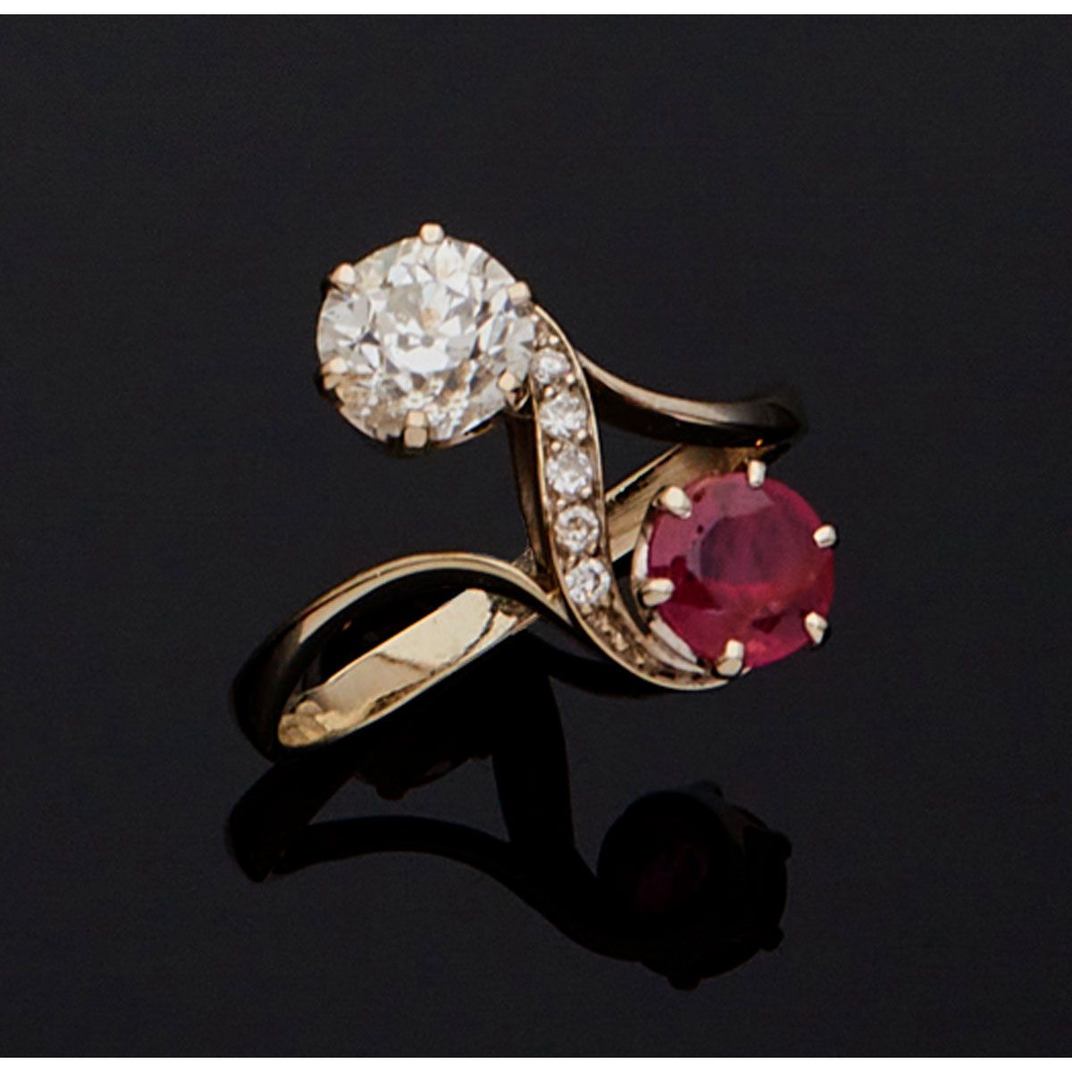 Null Toi & Moi戒指，18K白金，镶嵌一颗钻石（约1克拉）和一颗红宝石，由一个 "S "图案连接，上面装饰有明亮式切割钻石。法国的工作。

B.P.&hellip;