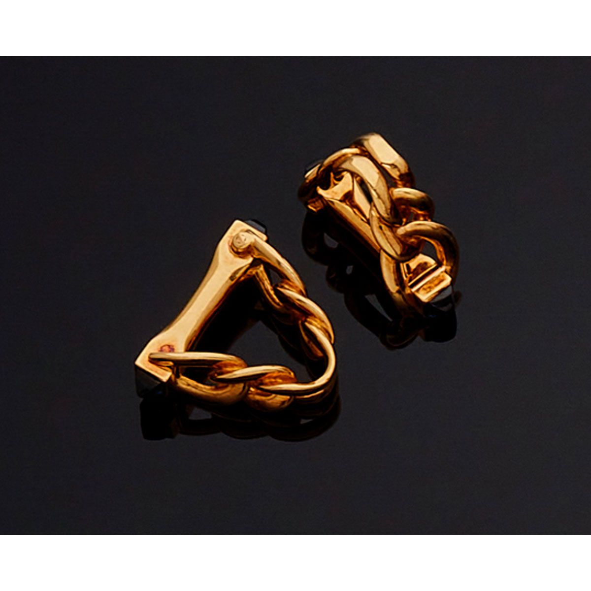 Null CARTIER. 

Pair of gold stirrup cufflinks with a curb chain, adorned with "&hellip;