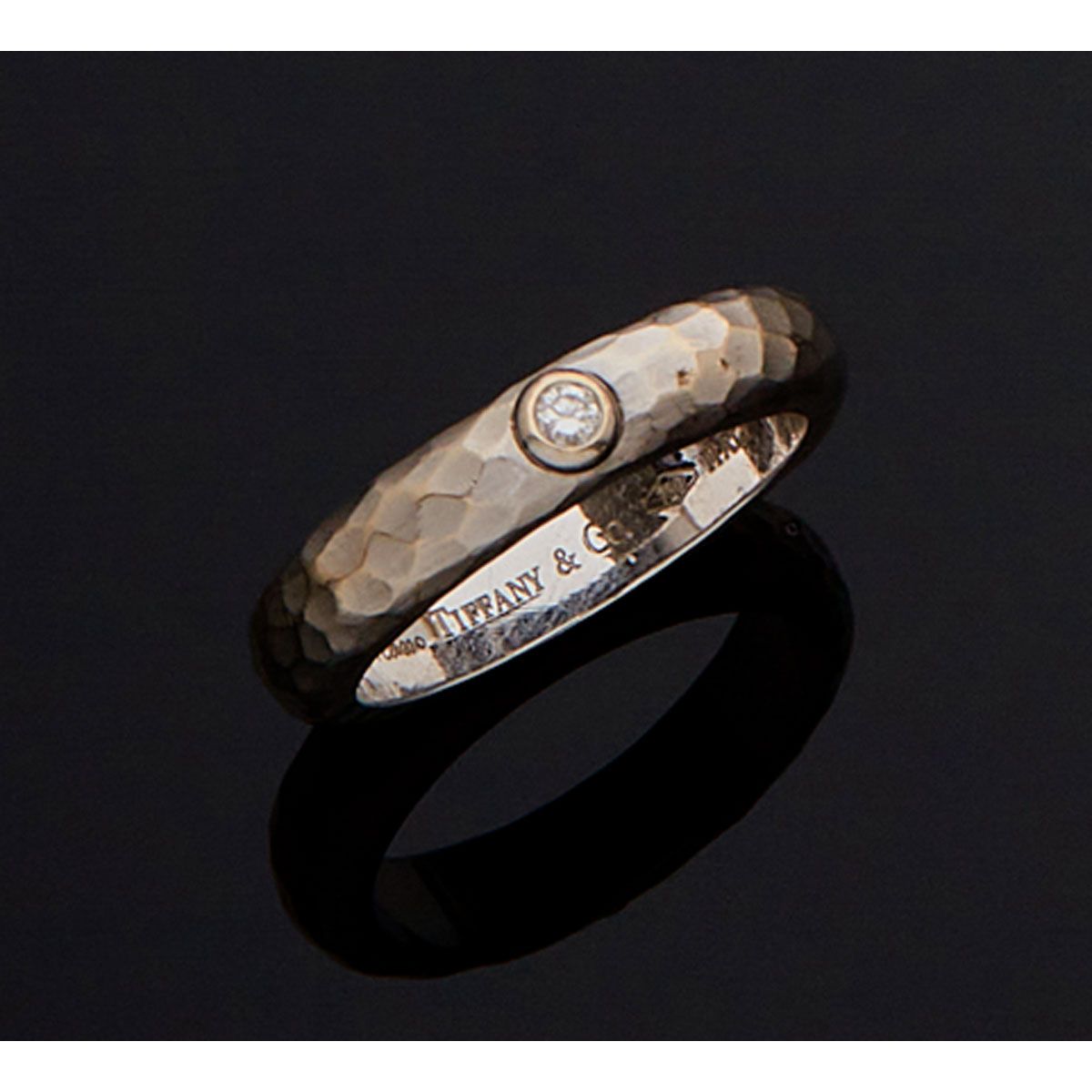 Null TIFFANY.

18K白金戒指，经锤炼并镶嵌一颗小型明亮式切割钻石，签有Tiffany & Co, Paloma Picasso。

B.P. 6&hellip;