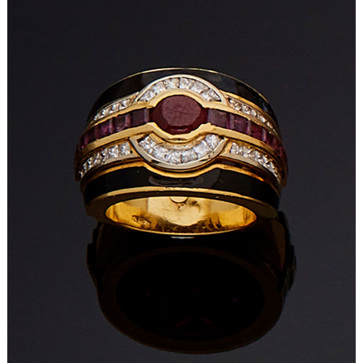 Null 18K黄金戒指，镶有凸圆形切割红宝石，周围有锥形钻石、红宝石和黑色珐琅。法国的工作。

B.P. 19.2g。- TDD 55