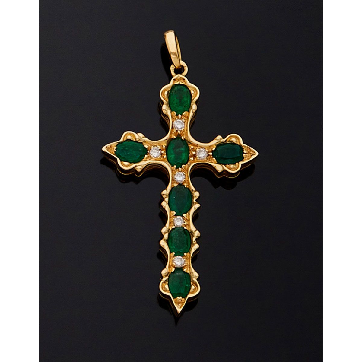 Null 14K黄金585毫米十字架，镶嵌7颗绿宝石和明亮式切割钻石。

B.P. 10,6g。