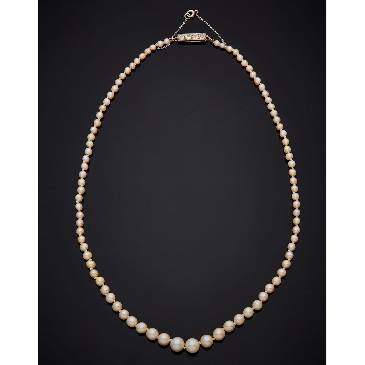 Null 由85颗珍珠和3颗养殖珍珠组成的项链，18K白金长方形搭扣，镶有4颗老式切割钻石。配有安全链

B.P. 13,4g。- 长