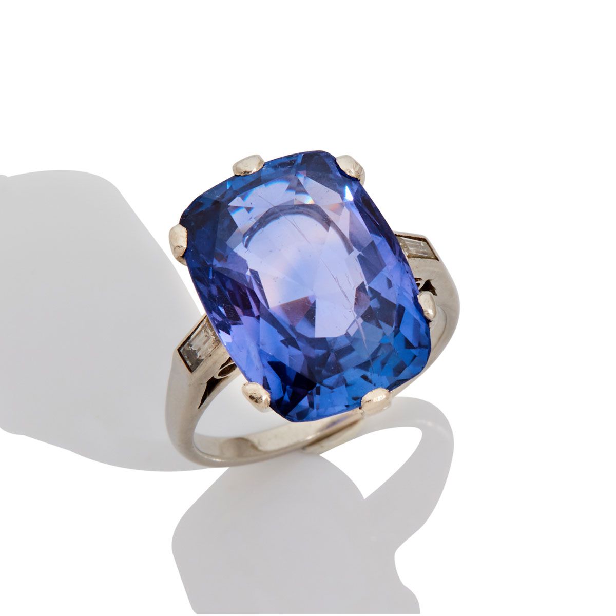 Null 800-millimeter platinum ring set with a barrel-shaped sapphire of Ceylon or&hellip;