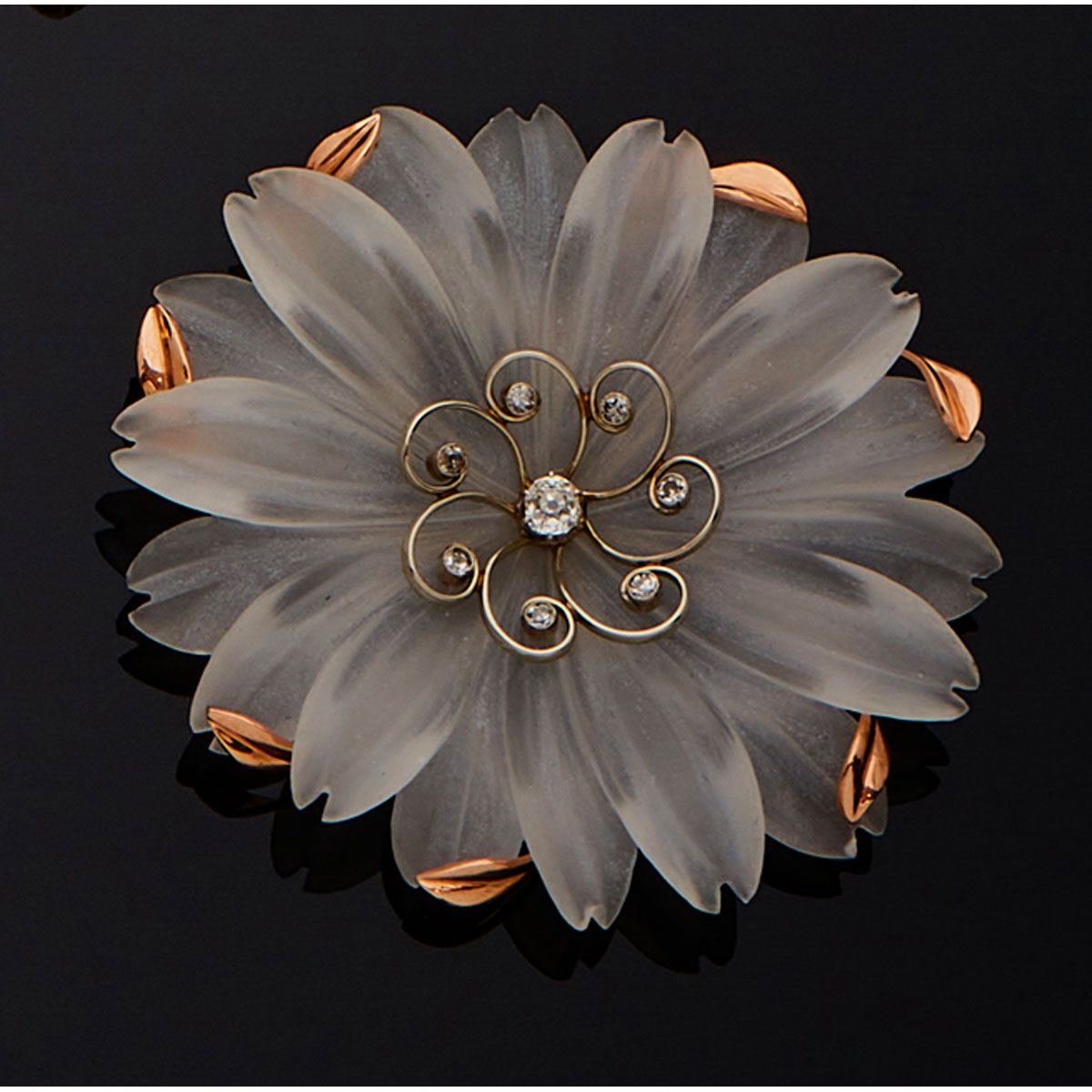 Null 双色18K金雏菊胸针，采用切割水晶花形式，花心镶嵌明亮式切割钻石。

B.P. 23,9g。- 直径5.3厘米