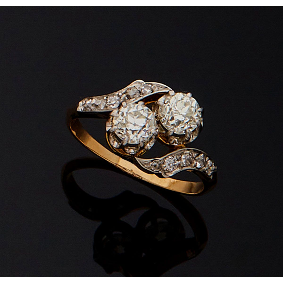 Null Toi & Moi戒指，18K黄金750毫米和铂金800毫米，镶有两颗主要的老式切割钻石（重约1克拉）。

B.P. 3.4g。- TDD 53