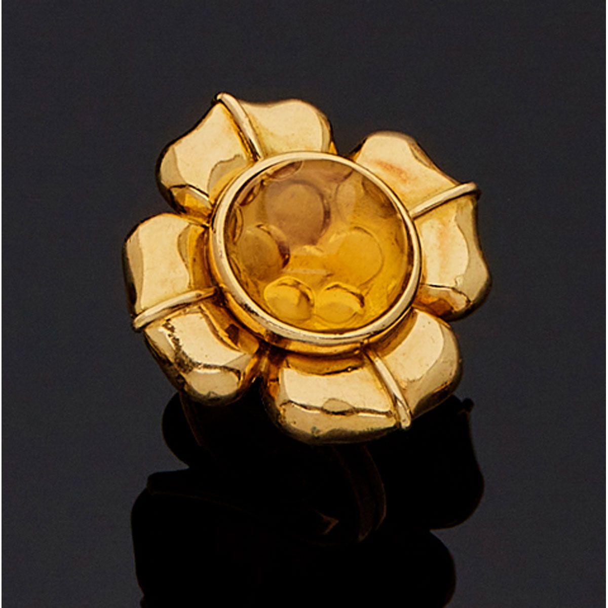 Null EVA SEGOURA.

18K黄金戒指，花形，中间有一颗凸圆形切割的黄水晶。法国作品，署名塞古拉。

B.P. 24,9g。TDD 56
