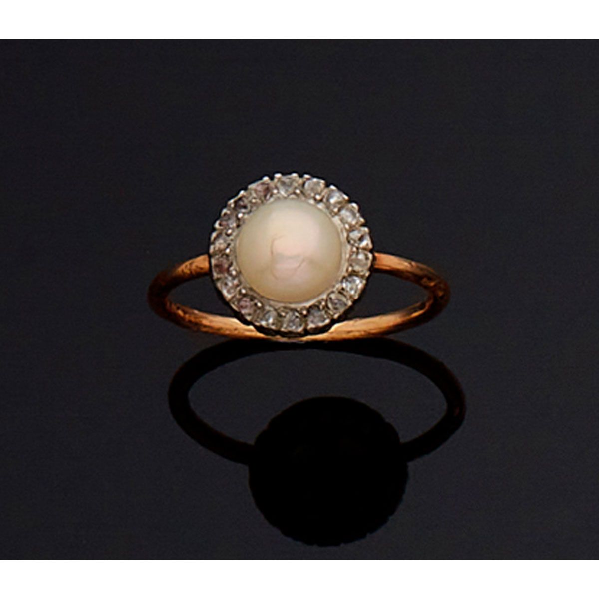Null 18K黄金戒指，顶部是一颗镶钻的养殖珍珠。法国的工作。

B.P. 2,4g。- TDD 49