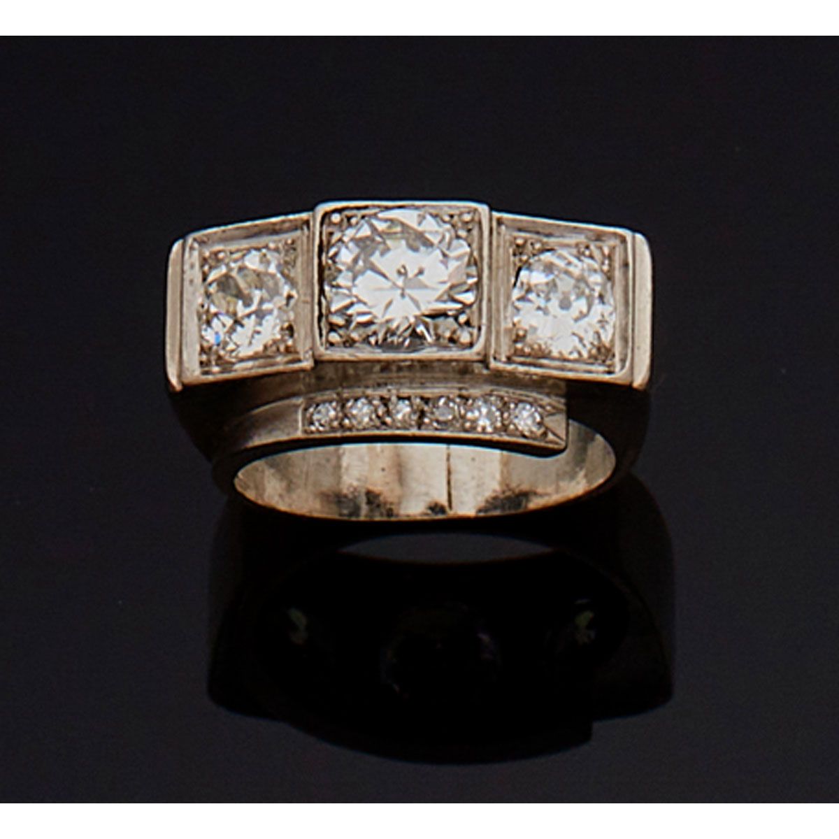 Null 800毫米的铂金戒指，镶嵌了三颗老式切割和半切割钻石，并以八分之一的钻石作为亮点。

B.P. 12g。- TDD 57