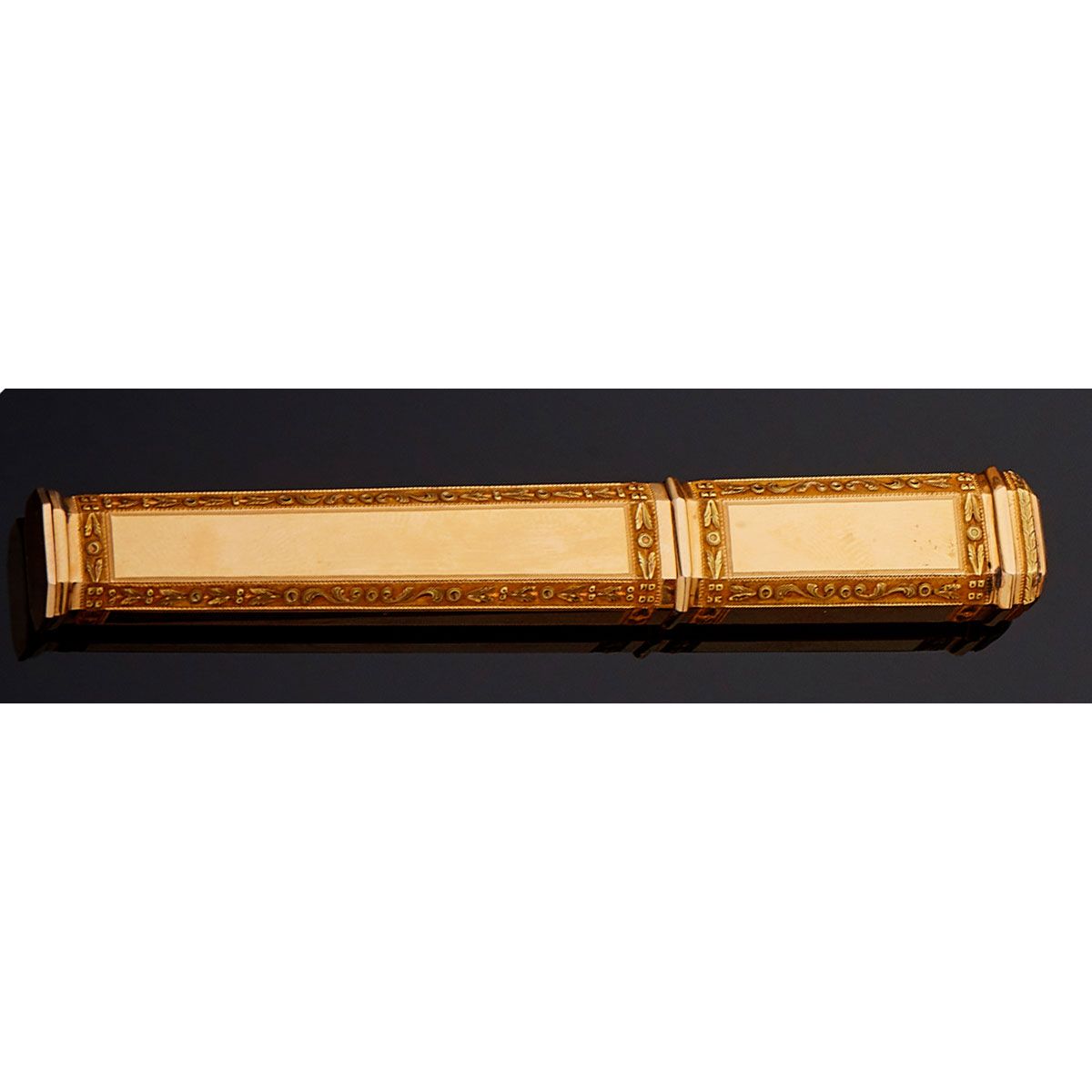 Null 多色18K金蜡盒，装饰有素色面板，在羊脂玉背景上镶有花环。标有1798年至1809年间巴黎的第一只公鸡。

B.P. 36,6g。- 高度12厘米 -&hellip;