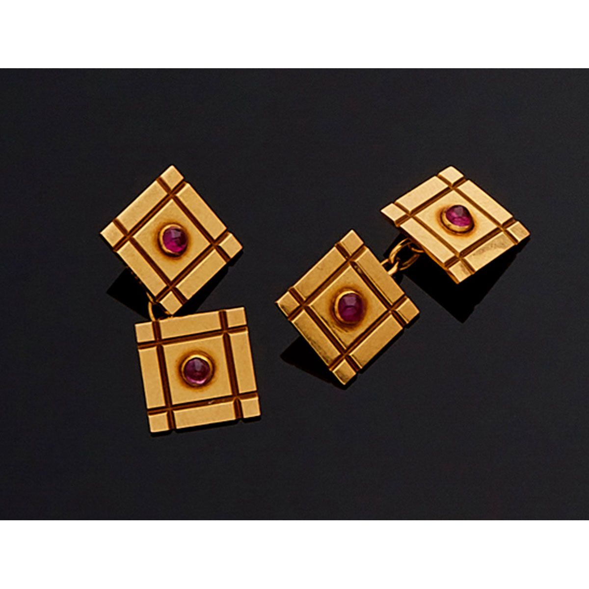 Null Van Cleef & Arpels.

一对黄金双袖扣，方形，装饰有凸圆形红宝石。 一枚袖扣上有Van Cleef & Arpels的签名和编号。法&hellip;