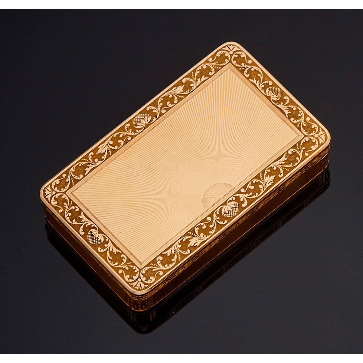 Null 18K黄金长方形鼻烟盒，表面有玑镂花纹，边缘有凹凸不平的花环，背景是amatized。标有1809年至1819年间该省的第二只公鸡。

B.P. 82&hellip;