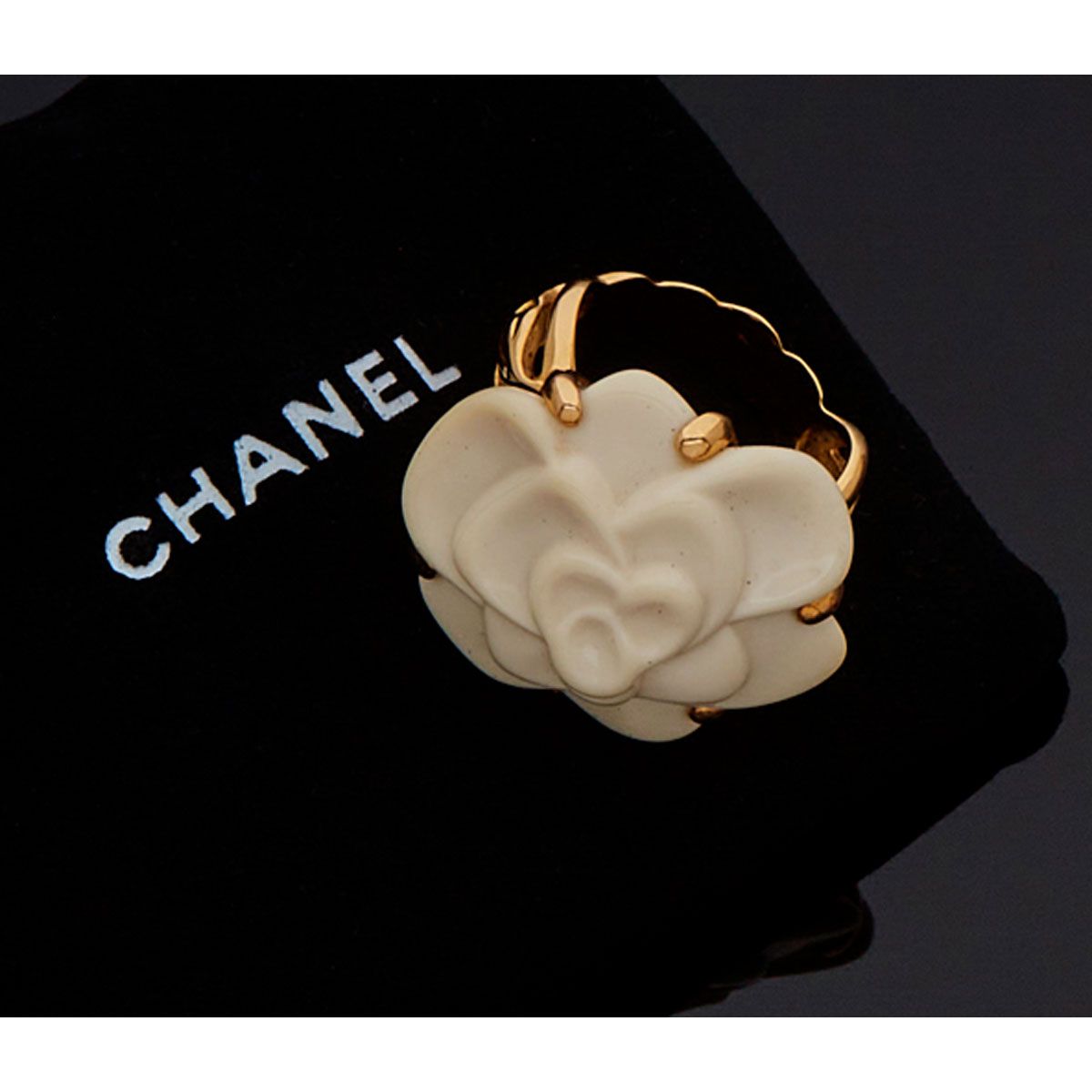 Null CHANEL. 

Camellia ring in 18K pink gold, set with a ceramic, in its case. &hellip;