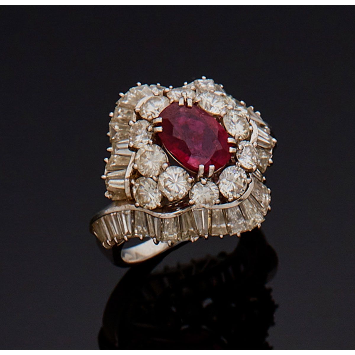 Null 800毫米的铂金戒指，镶嵌着一颗红宝石，周围有12颗明亮式切割钻石和一排锥形钻石。

B.P. 11.8g。- TDD 56