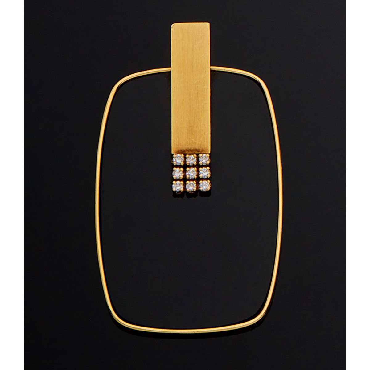 Null 优雅的18K黄金吊坠，呈细长的枕形，镶嵌着一盘黑玛瑙，在拉丝金带的上部（将被重新连接），点缀着9颗明亮式切割钻石。

B.P. 18,8g.。- 高6&hellip;