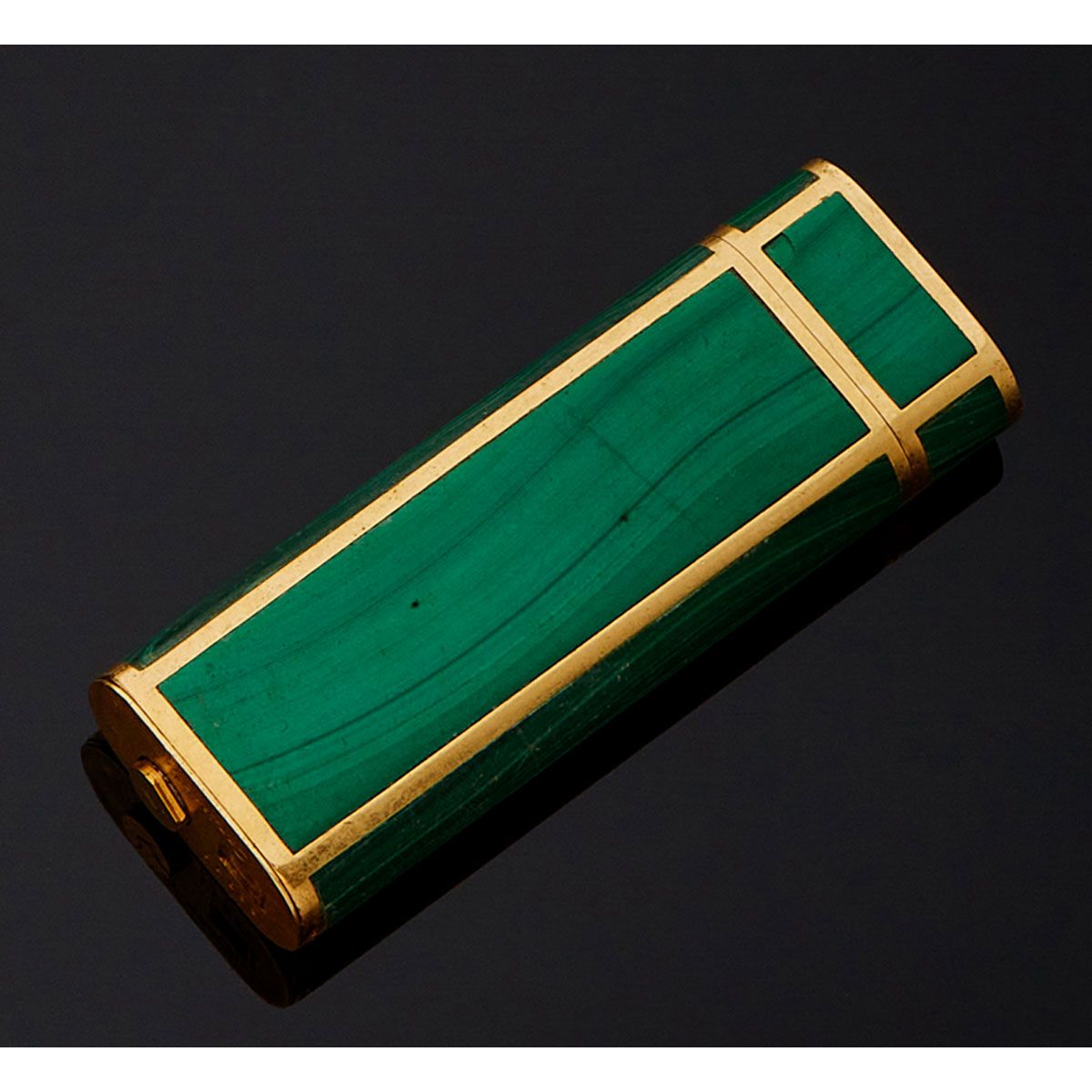 Null CARTIER. 

Lighter in 18K yellow gold 750 mill. Adorned with malachite plaq&hellip;