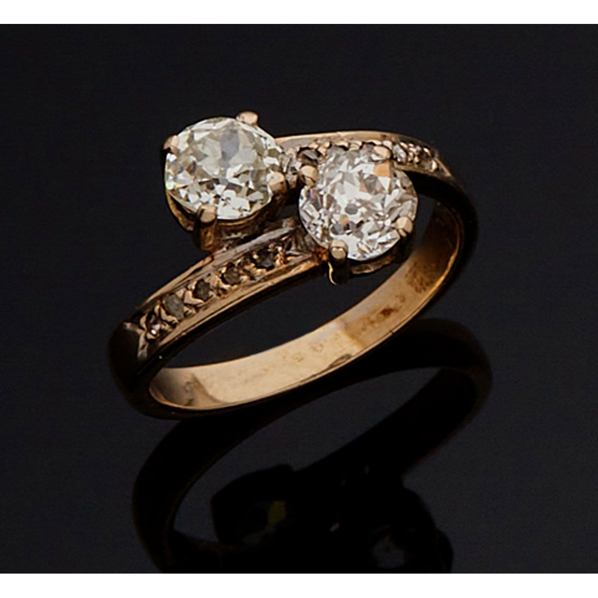 Null Toi & Moi戒指，18K白金，镶嵌两颗主老式切割钻石，重约1.70克拉，以及玫瑰式切割钻石。

B.P. 5.7g。- TDD 59