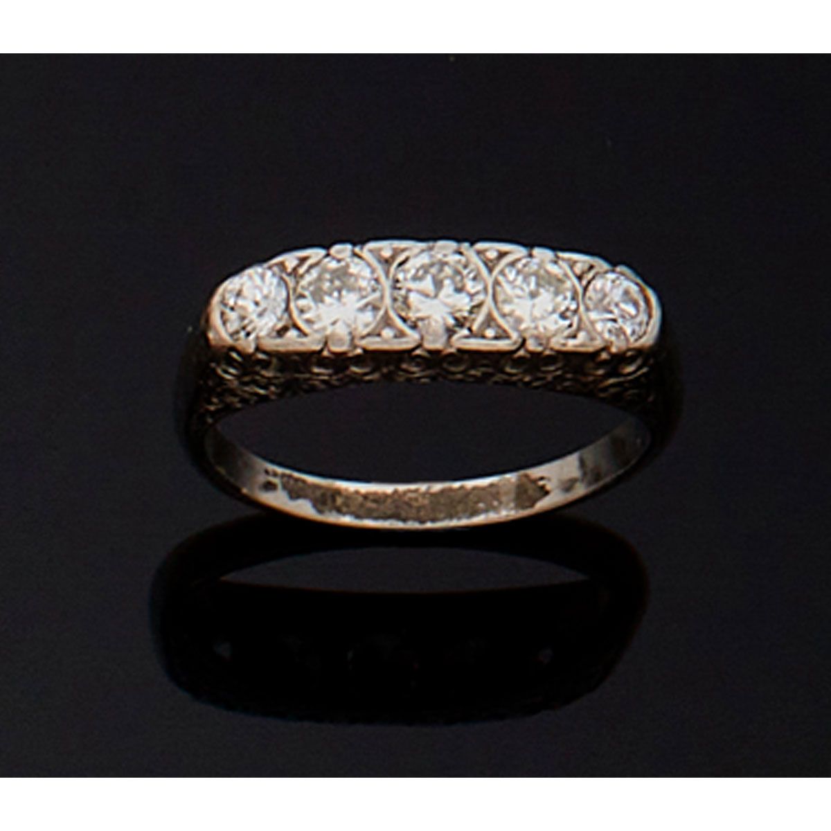 Null 800毫米的铂金 "吊袜带 "戒指，镶嵌着五颗老式切割钻石。

B.P. 5.9克。- TDD 53