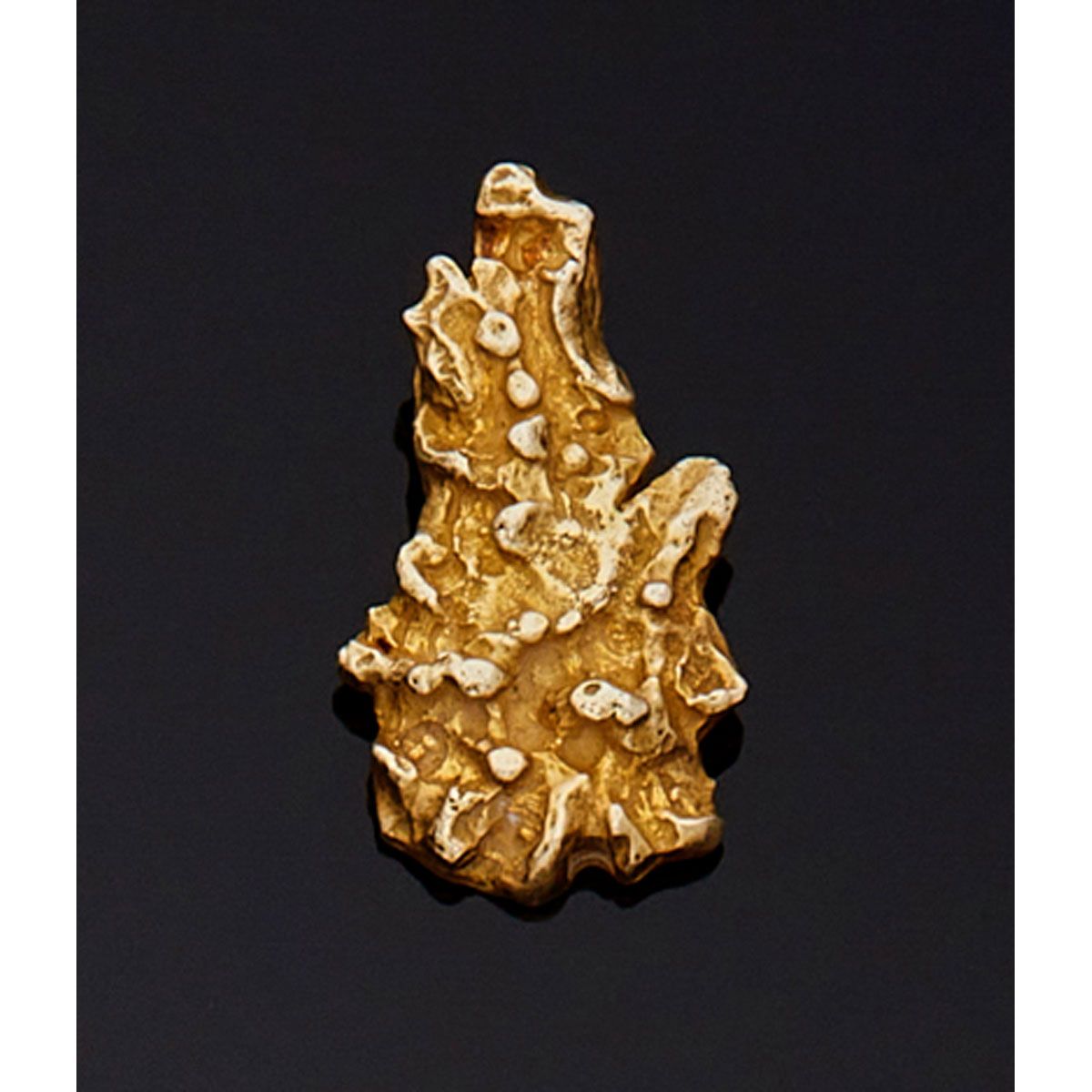 Null CHAUMET.

Pendant in 14K gold 585 mill. Representing a gold nugget in the n&hellip;
