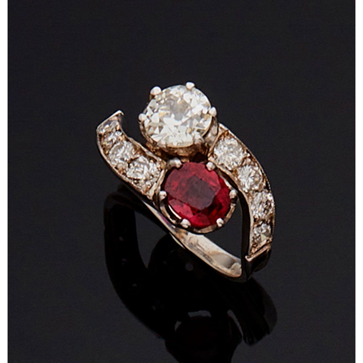 Null 18K白金交叉戒指，镶嵌一颗老式切割钻石和一颗红宝石，周围镶嵌明亮式切割钻石。

B.P. 3.7g。- TDD 51