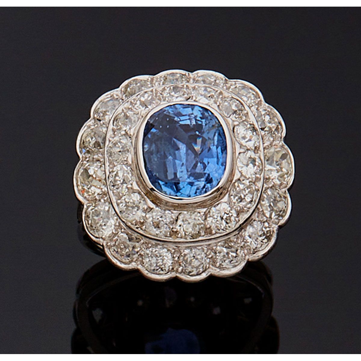 Null 18K 750毫米白金和800毫米铂金戒指，在双扇形环绕中镶嵌枕形蓝宝石，并镶嵌老式切割钻石。

LFG证书编号336420，2018年4月20日

&hellip;