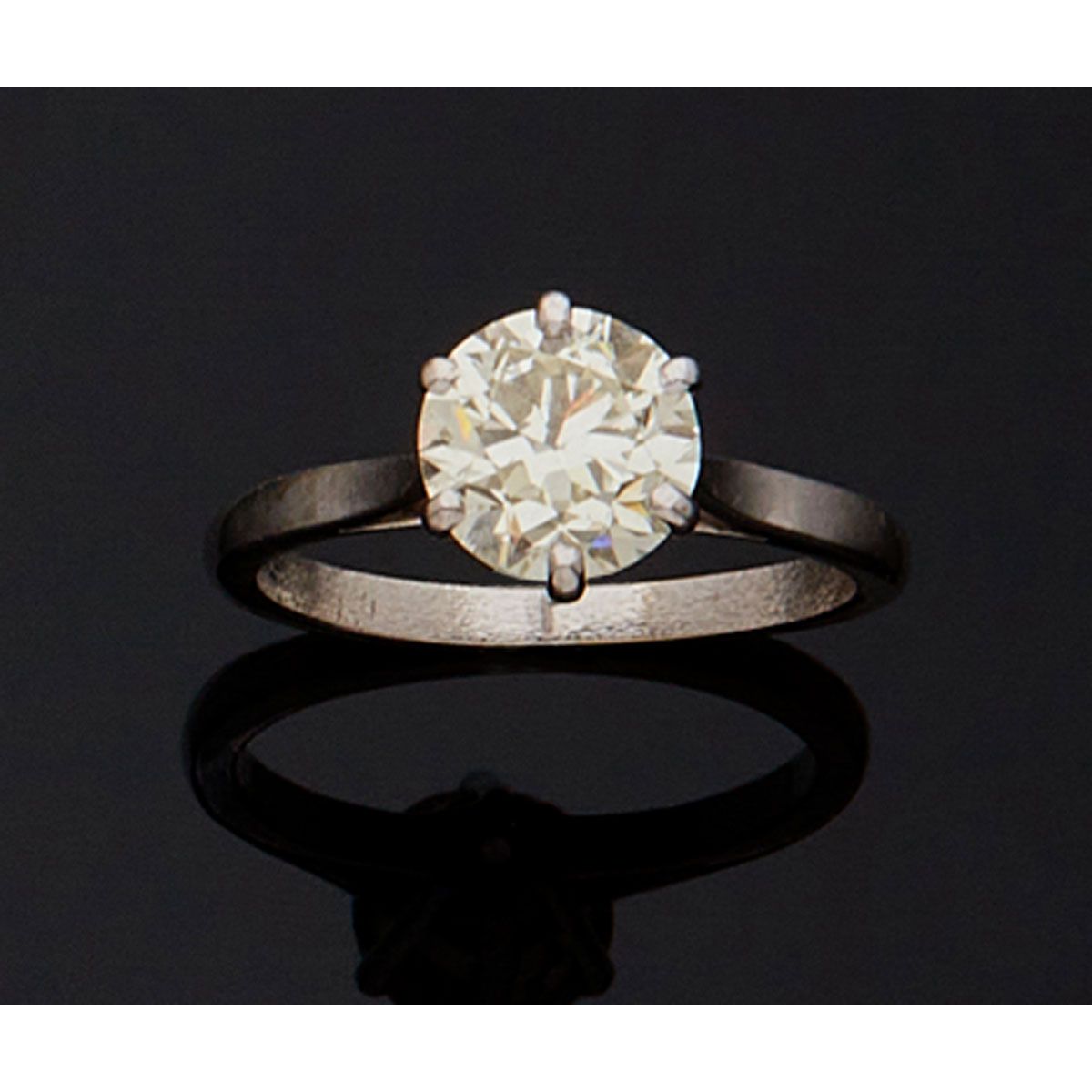 Null 18K金750毫米和铂金800毫米的单钻戒指，镶嵌了一颗半切钻石，重约2克拉。

B.P. 3.8克。