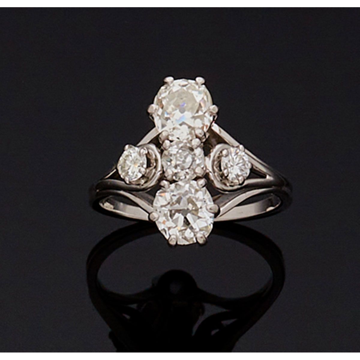 Null 18K白金和铂金戒指，镶有五颗老式切割钻石。钻石总重量约为2.5克拉）。

B.P. 5g。- TDD 55