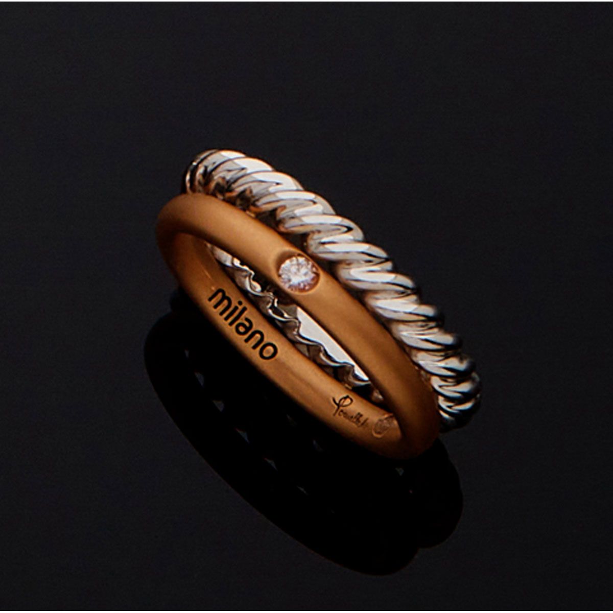 Null POMELLATO.

Milano "戒指由两个戒指组成，一个是拉丝黄金，另一个是扭曲的白金，上面装饰着一颗明亮式切割的钻石。意大利作品，签名为Po&hellip;