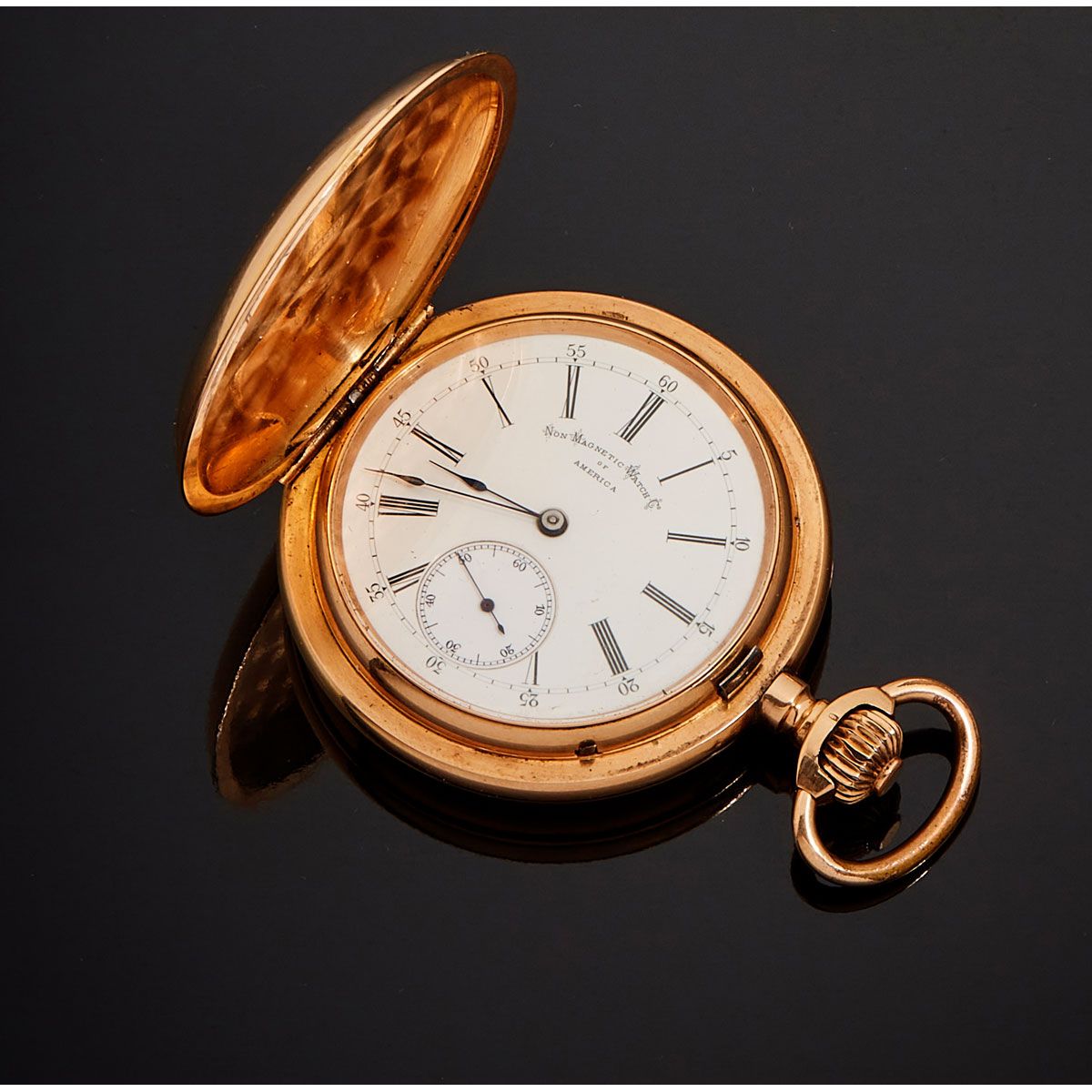 Null 美国非磁性手表公司，编号13782，约1920年


一块美丽而巨大的黄金Savonette怀表，珐琅表盘，外部分钟轨道，放射状罗马数字，6点钟位置的&hellip;