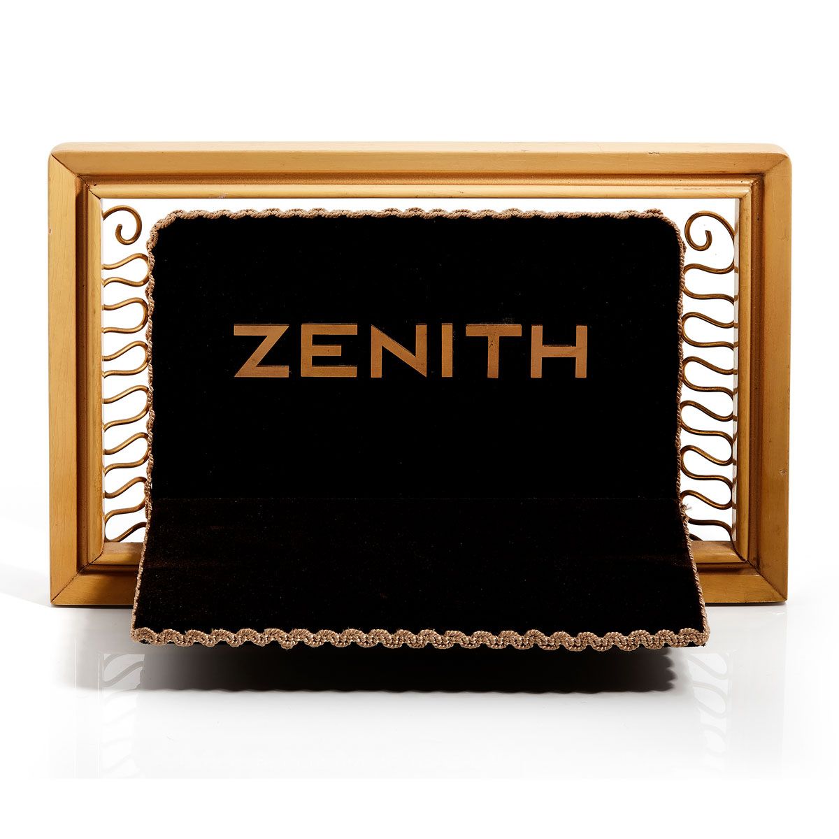 Null Zenith, Goodies, circa 1960


A wood, metal and black velvet watch display.&hellip;