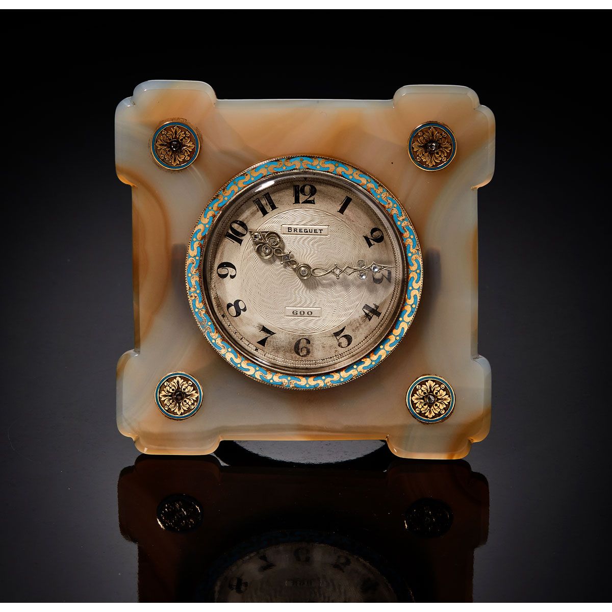 Null 宝玑，600号，1925年售出。

一个极好的和独特的方形金玛瑙和银鎏金桥钟，装饰有四个以玫瑰为中心的金色珐琅图案，在每个角落。金质表圈饰有蓝色楣饰，&hellip;