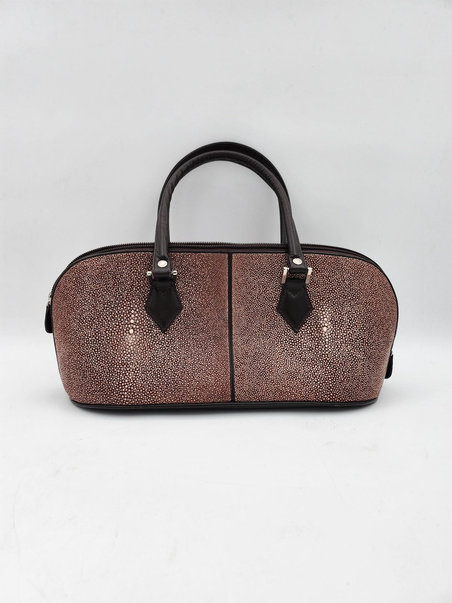 Null GENENE. 
Small handbag in shagreen and brown leather, double handle, zipper&hellip;