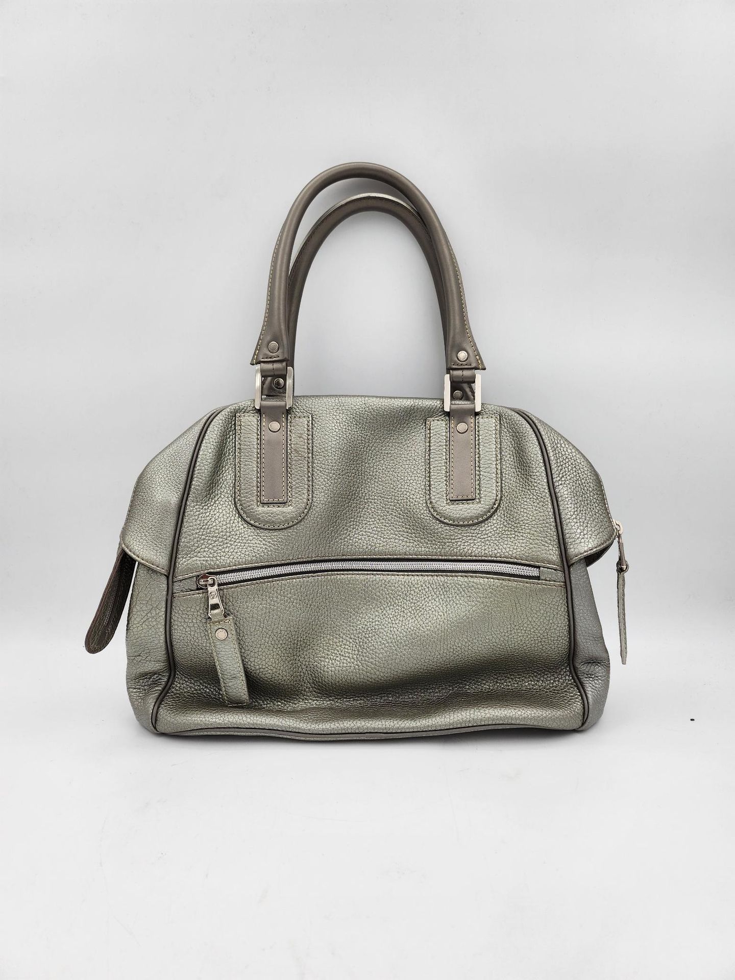 Null LONGCHAMP. 
Silver-tone grained leather bag, double handle, zipper closure,&hellip;