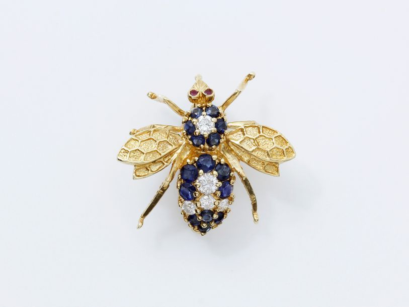 Null Broche en or 750 millièmes, stylisant une abeille, le corps habillé de saph&hellip;