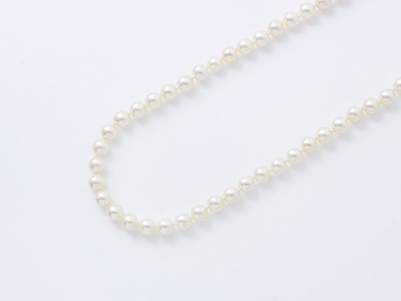 Null Collier composé d'un rang de perles de culture d'environ 6.8 mm, agrémenté &hellip;