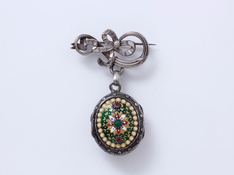 Null Broche en métal à décor de nœud, retenant en pendentif un médaillon porte p&hellip;