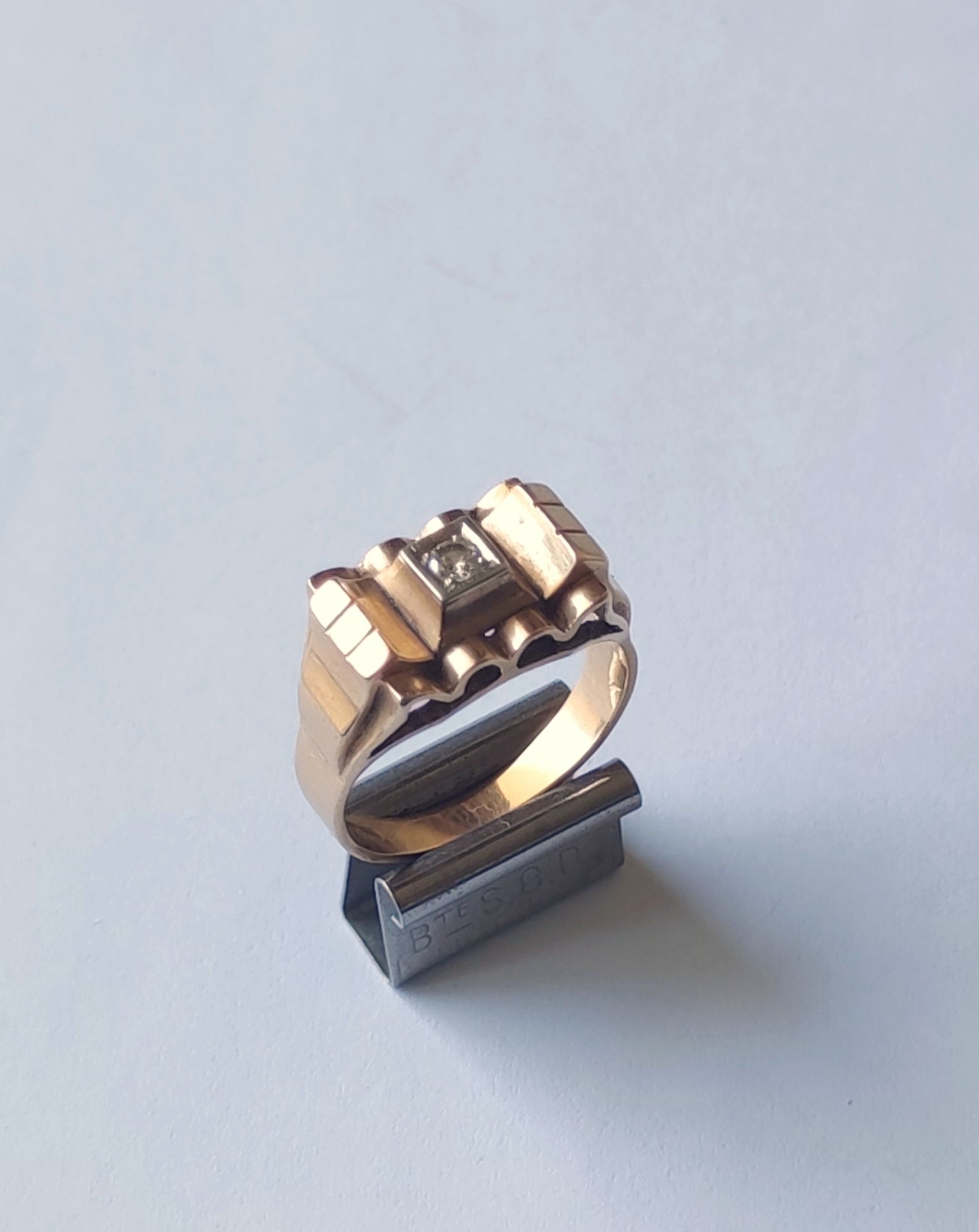 Null 
镶嵌有小切面钻石的黄金桥梁戒指。毛重：4.5克 手指尺寸：53