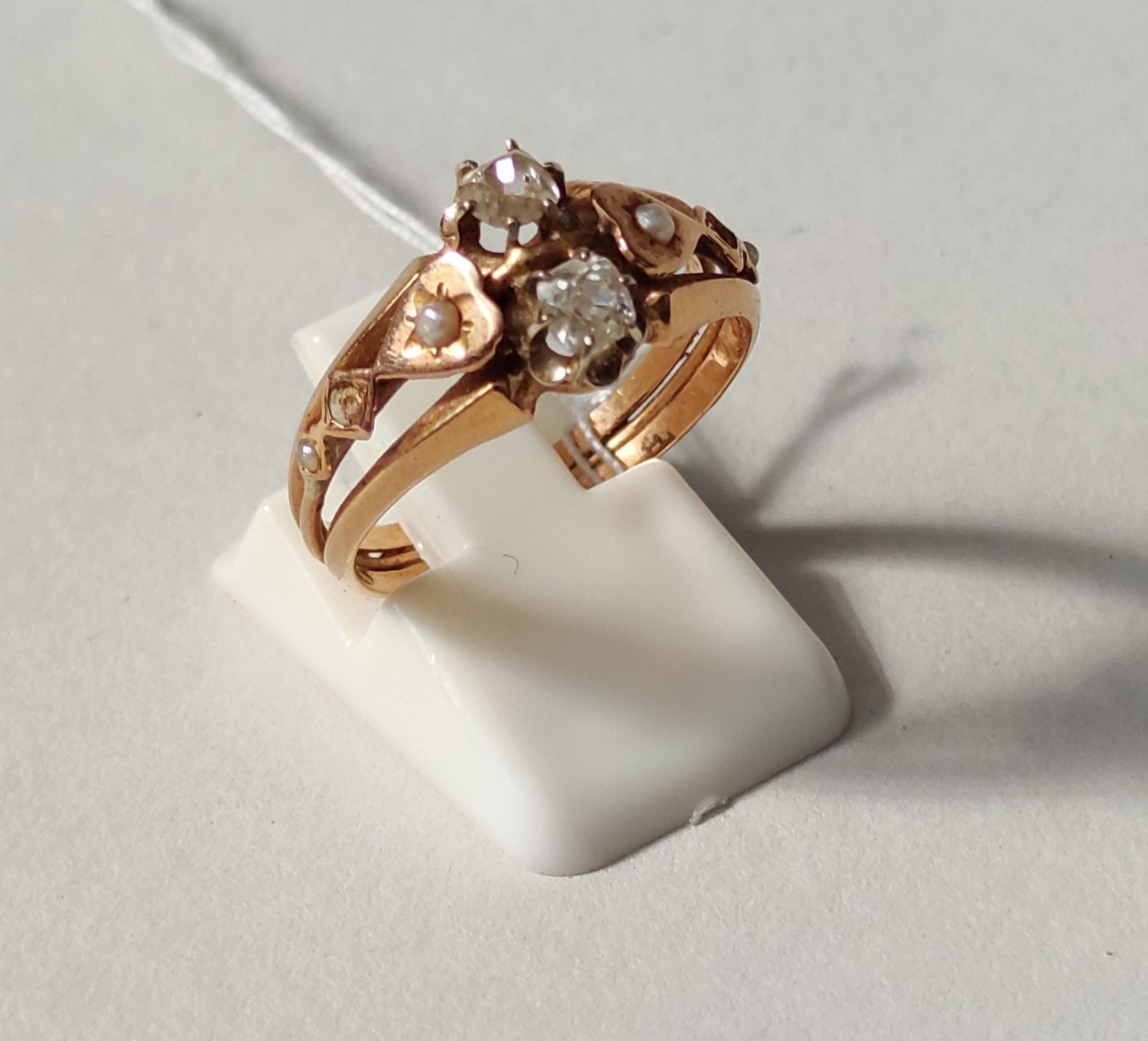 Null 
黄金戒指，镶有两颗小切割钻石和四颗小珍珠（两颗珍珠不见了）。 毛重：3.6克。