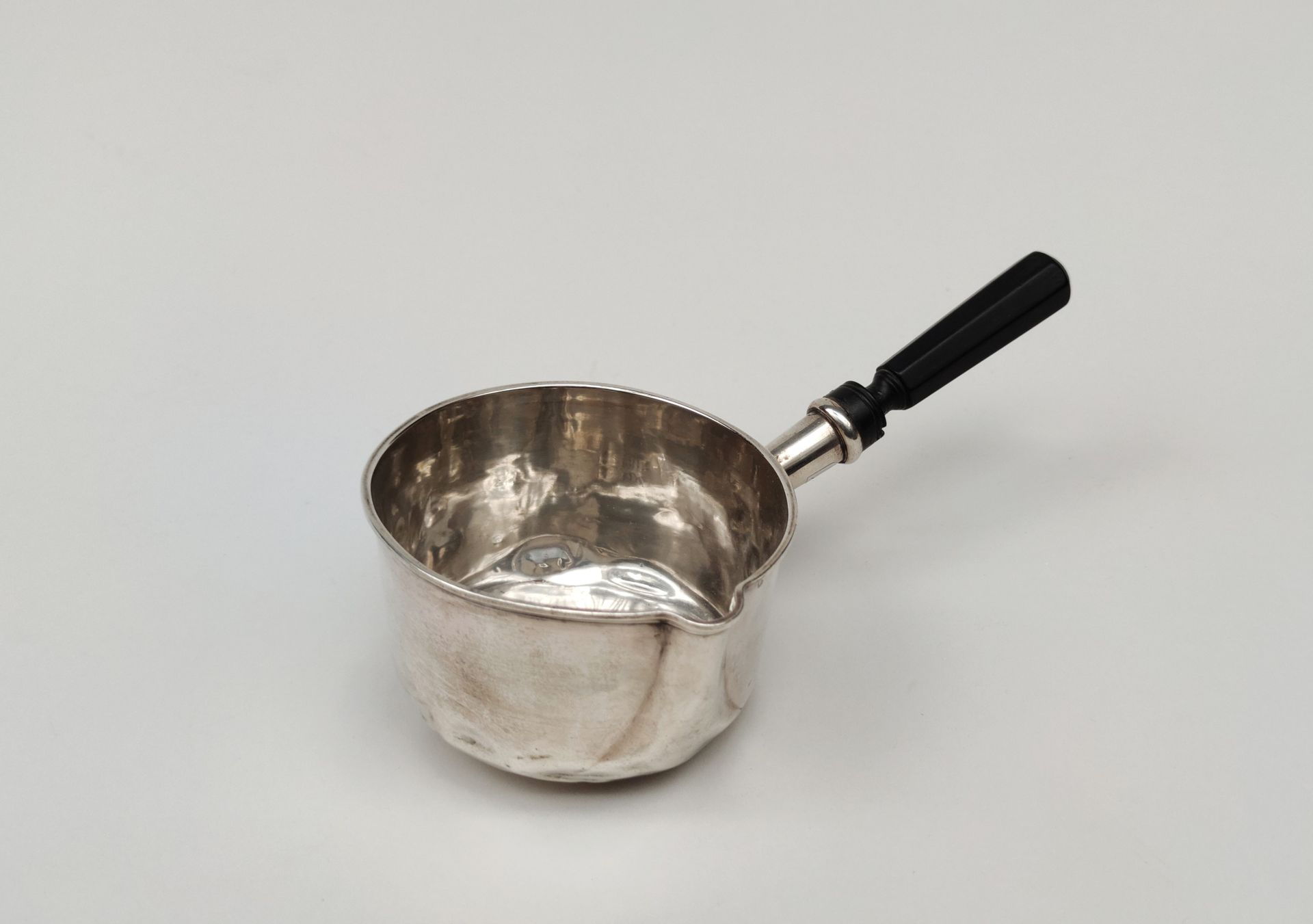 Null 
小型银制餐具，手柄为黑色木质修复，米诺尔标记
毛重：197.7克（对平底锅有很多冲击）。