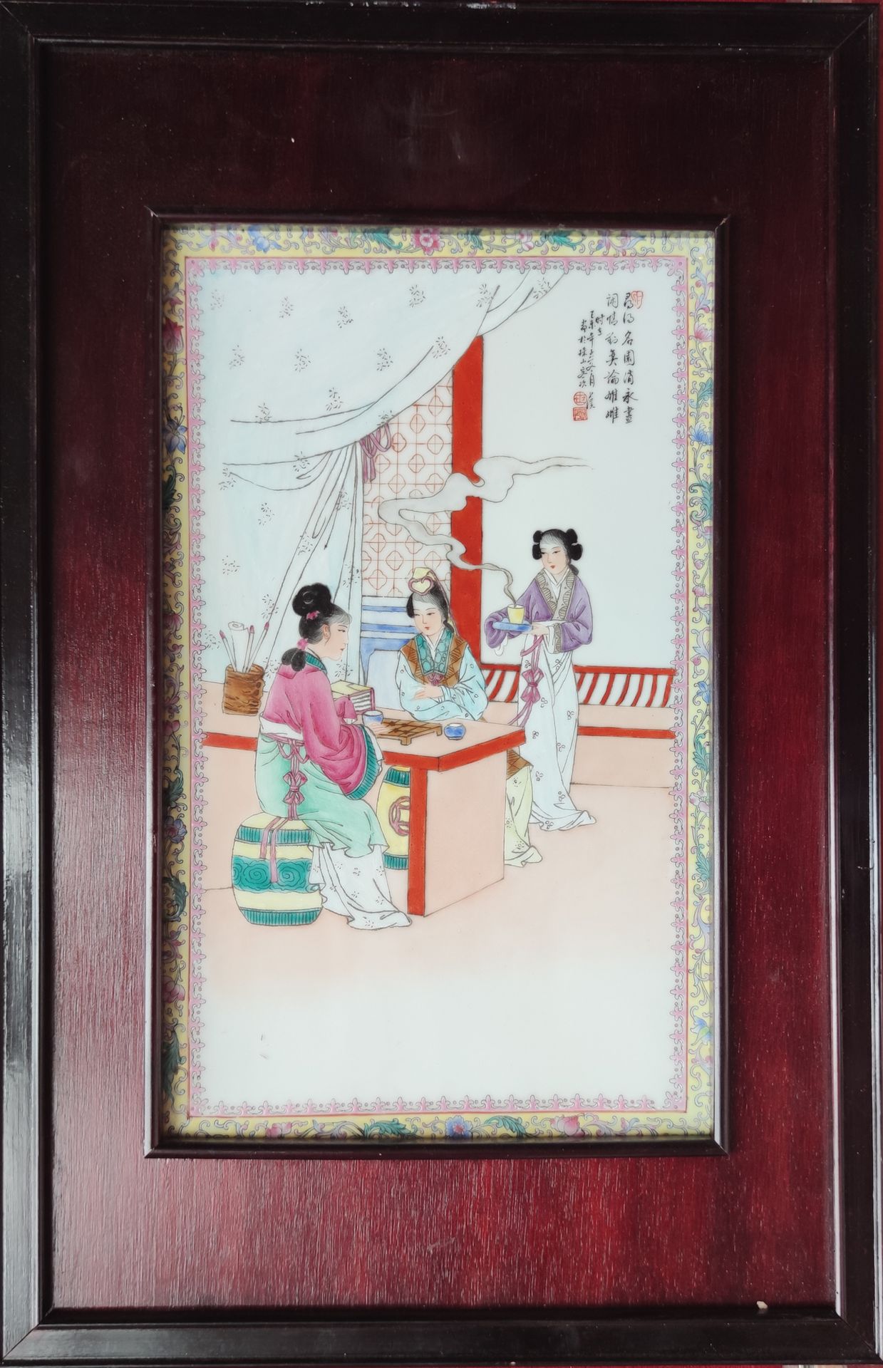 Null 
四件瓷器 PLAQUES，有多色珐琅装饰的宫廷场景。
木制框架，中国 20世纪 40 X 24厘米无框