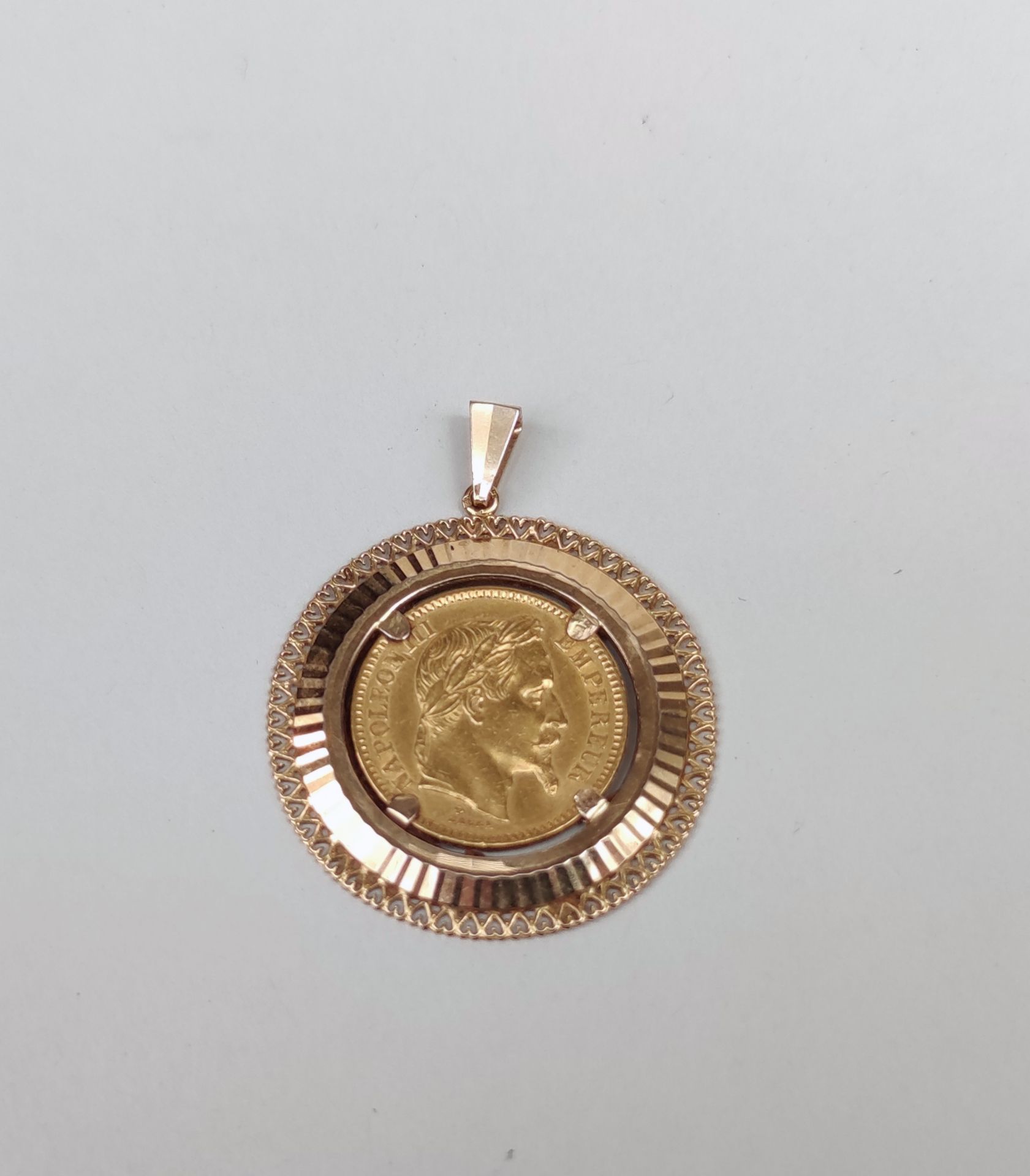 Null 
镂空心形花纹圆形金质吊坠，饰以1862年NIII黄金币20法郎 重量：9.5克