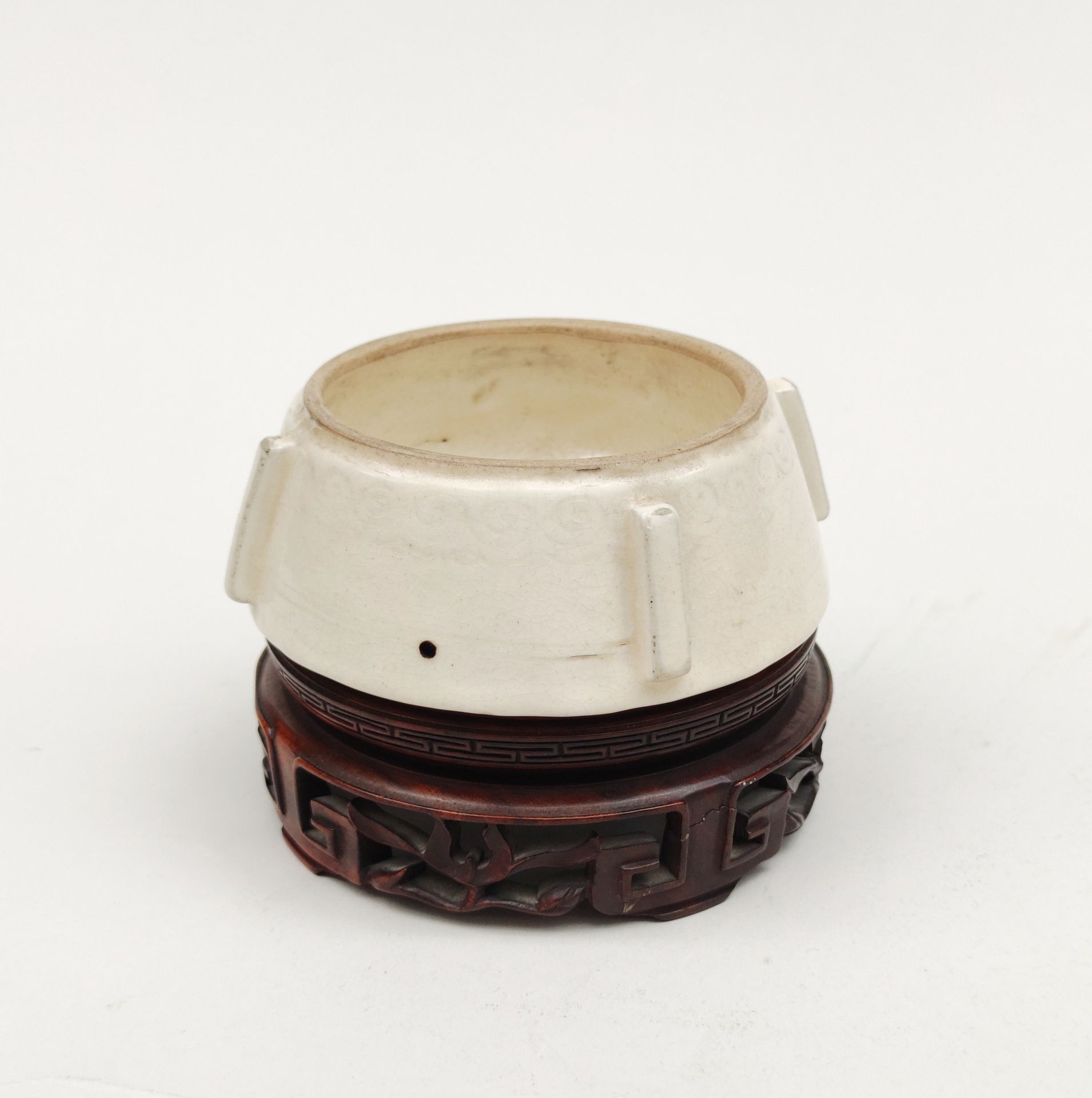 Null 
Kleine runde Keramiktasse mit Ritzdekor unter einem Fries und vier vertika&hellip;
