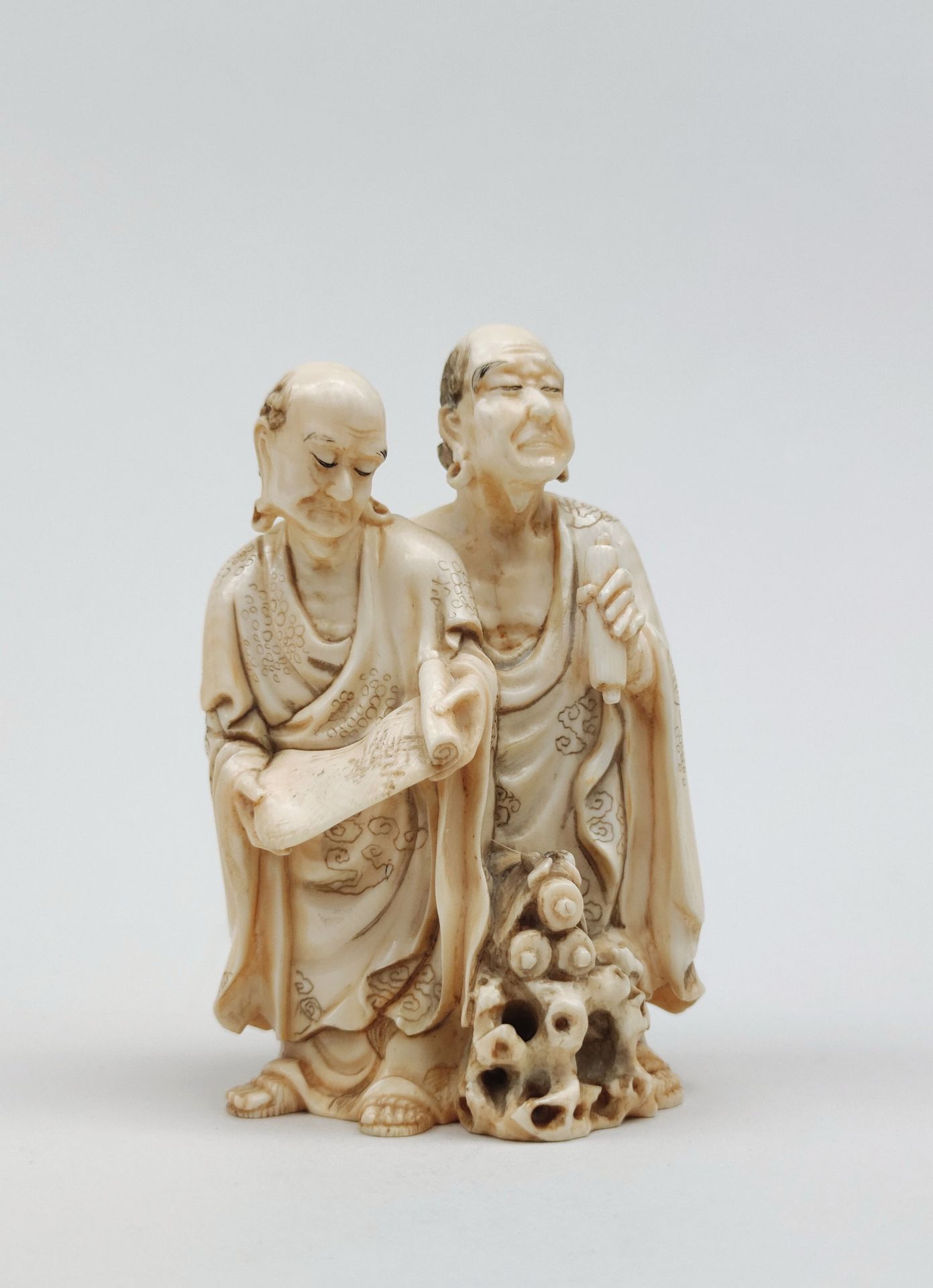 Null 
OKIMONO aus Elfenbein, zwei Rakkan darstellend, die mit heiligen Schriftro&hellip;
