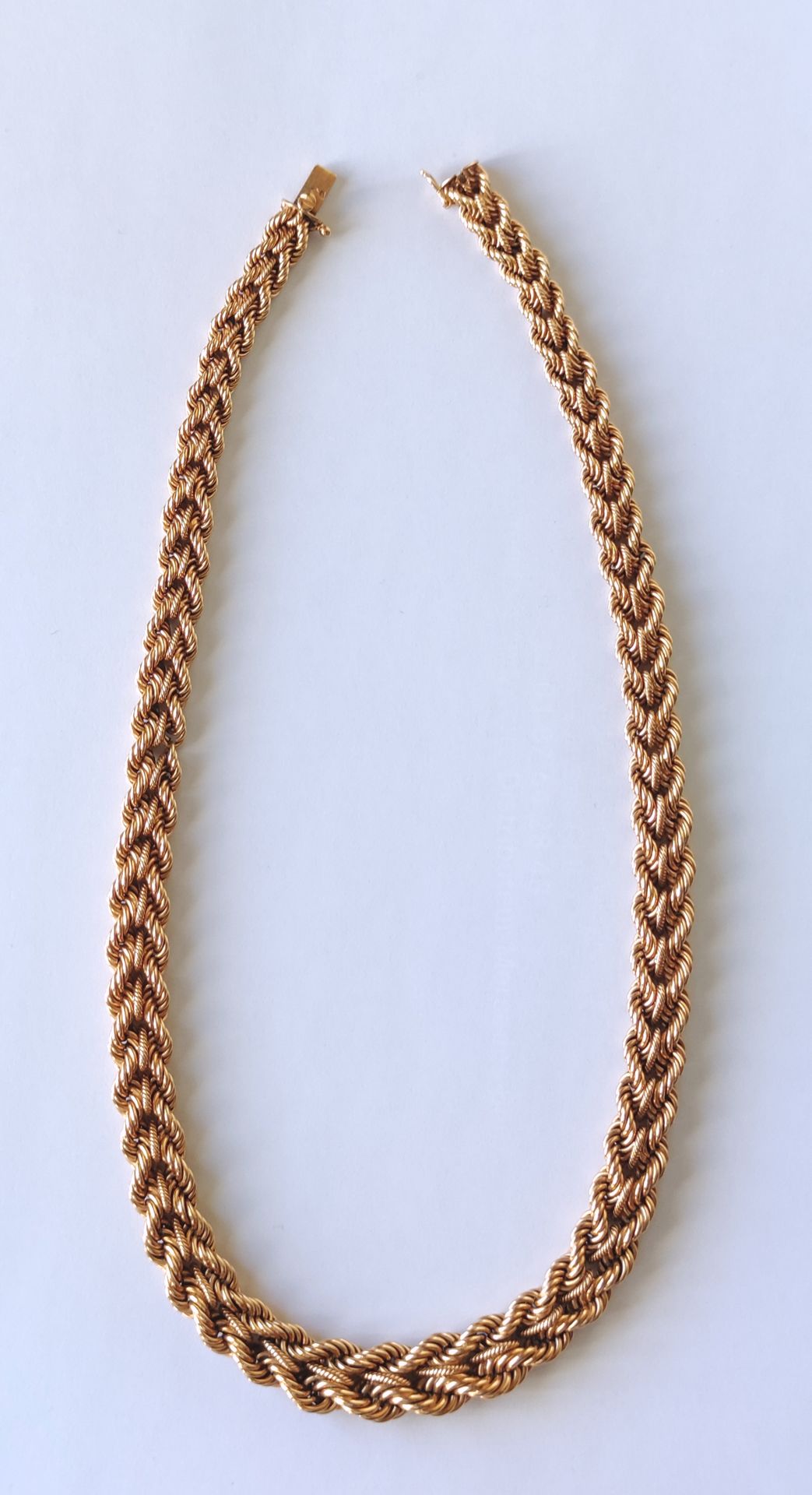 Null 
750°/°黄金项链，带编织降格纹。
长度：44厘米 重量：49.5克